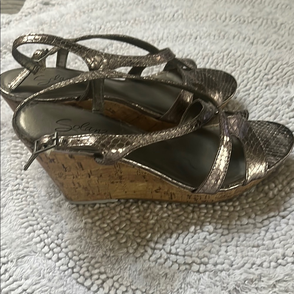 Elegant Metallic Sandals Sz 7. GUC